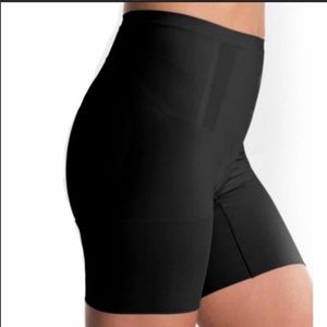Mid-Rise Spanx Short in M